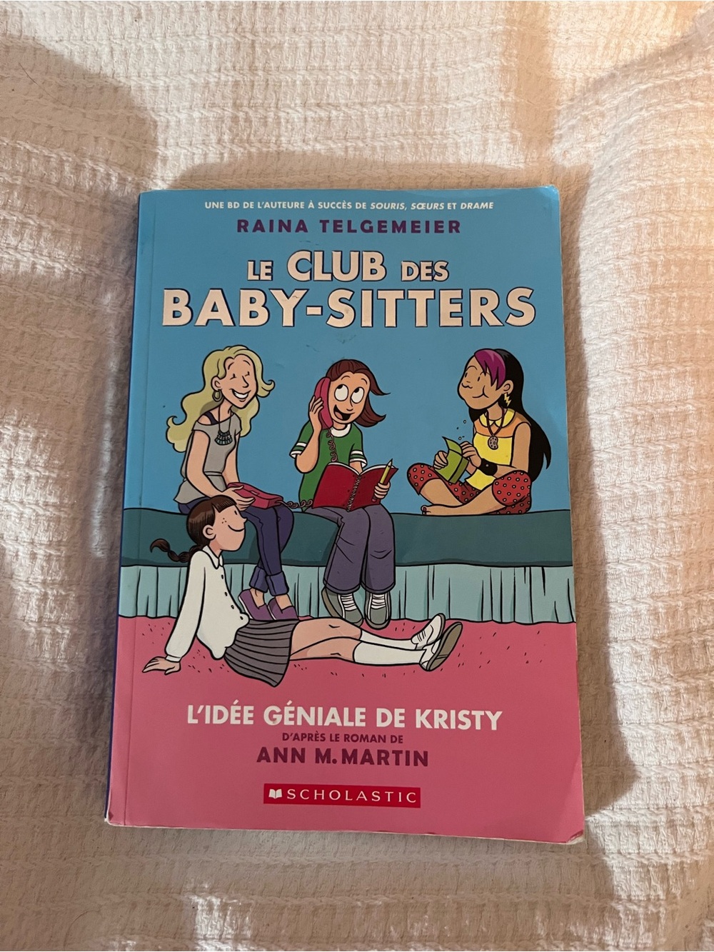 Scholastic Le Club des Baby-Sitters — Blue & Pink Illustrated Hardcover